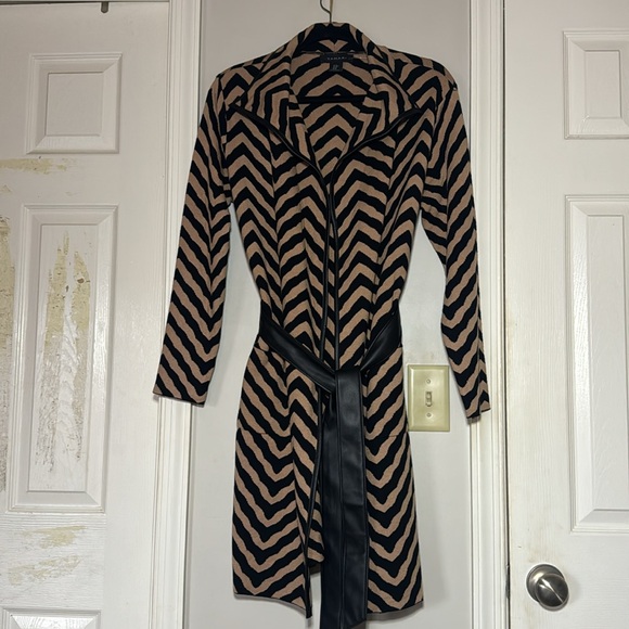 🆕 Tahari Open Belted Cardigan Jacket Black Brown Chevron Pattern Size Medium - Picture 7 of 17